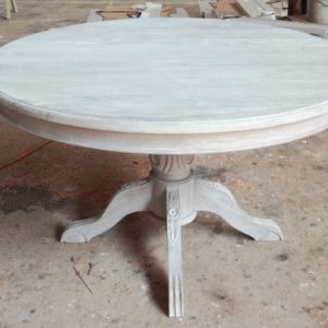 שולחן עץ עגול על רגל