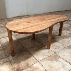 שולחן עץ אסימטרי