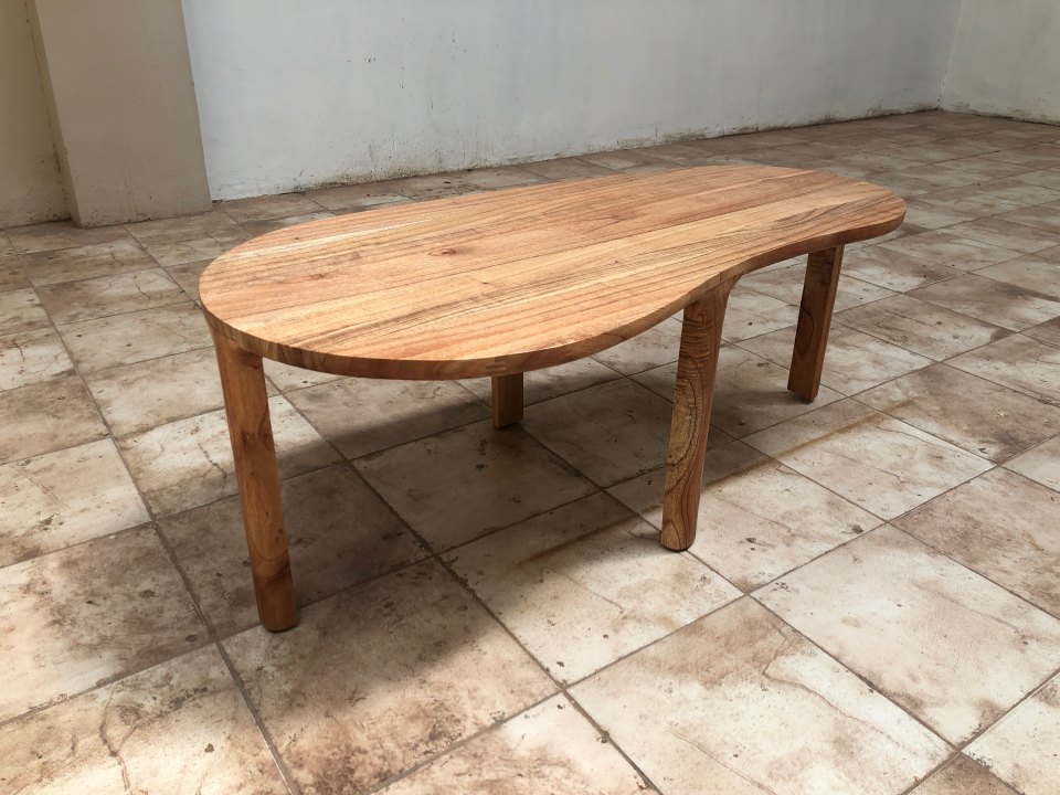  שולחן עץ אסימטרי