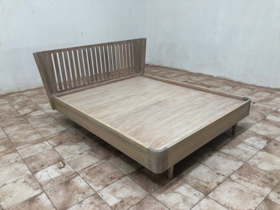  מיטה זוגית מעץ
