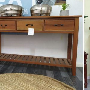 רהיטי עץ בסגנון כפרי