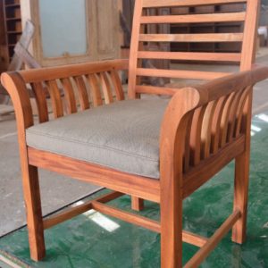 כורסא מעץ מהגוני לריהוט גן