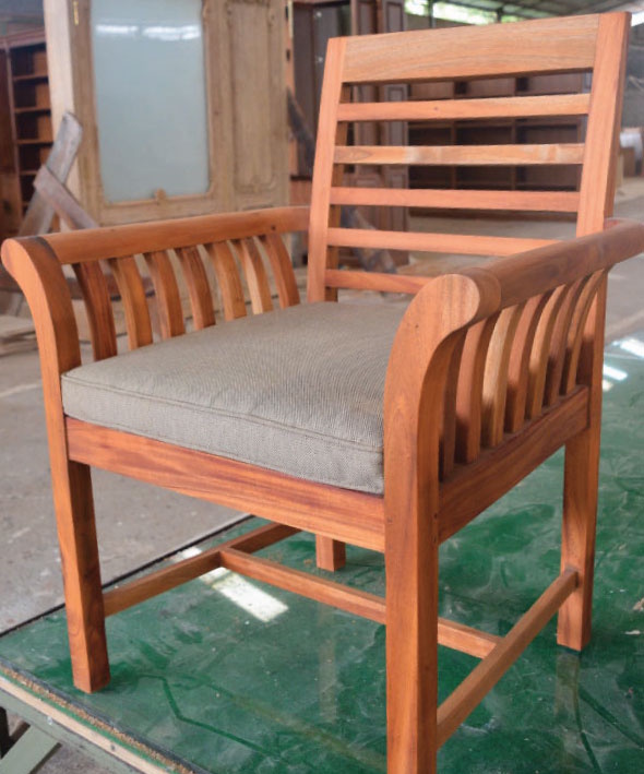  כורסא מעץ מהגוני לריהוט גן