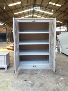 ארון בגדים עם מדפים