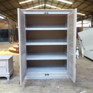 ארונות בגדים עץ מלא עם דלתות תריס