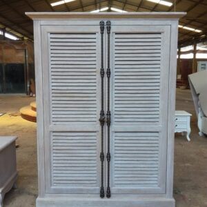 ארון עץ עם דלתות תריס