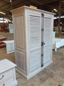 ארון עץ דלתות תריס