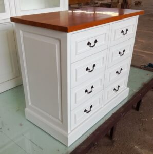 שידה עם מגירות