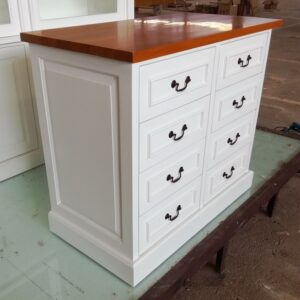 שידה לבנה עם משטח עליון מהגוני