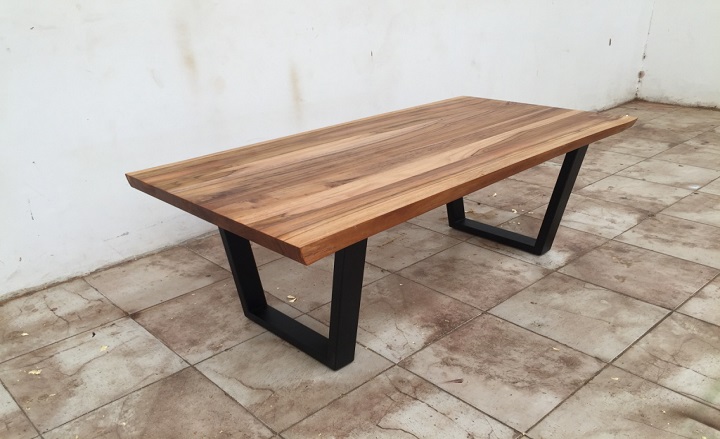  שולחן מעץ טבעי