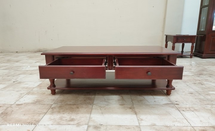  שולחן עם מגירות