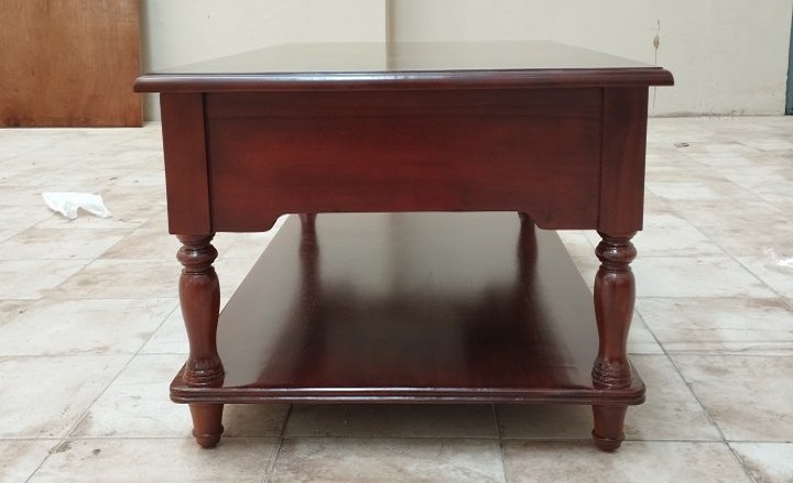  שולחן סלון עם מגירות